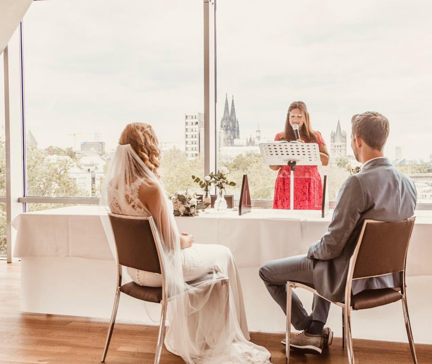 Romantische Hochzeitszeremonie — freie Trauung und persische Hochzeit mit Traurednerin Neda